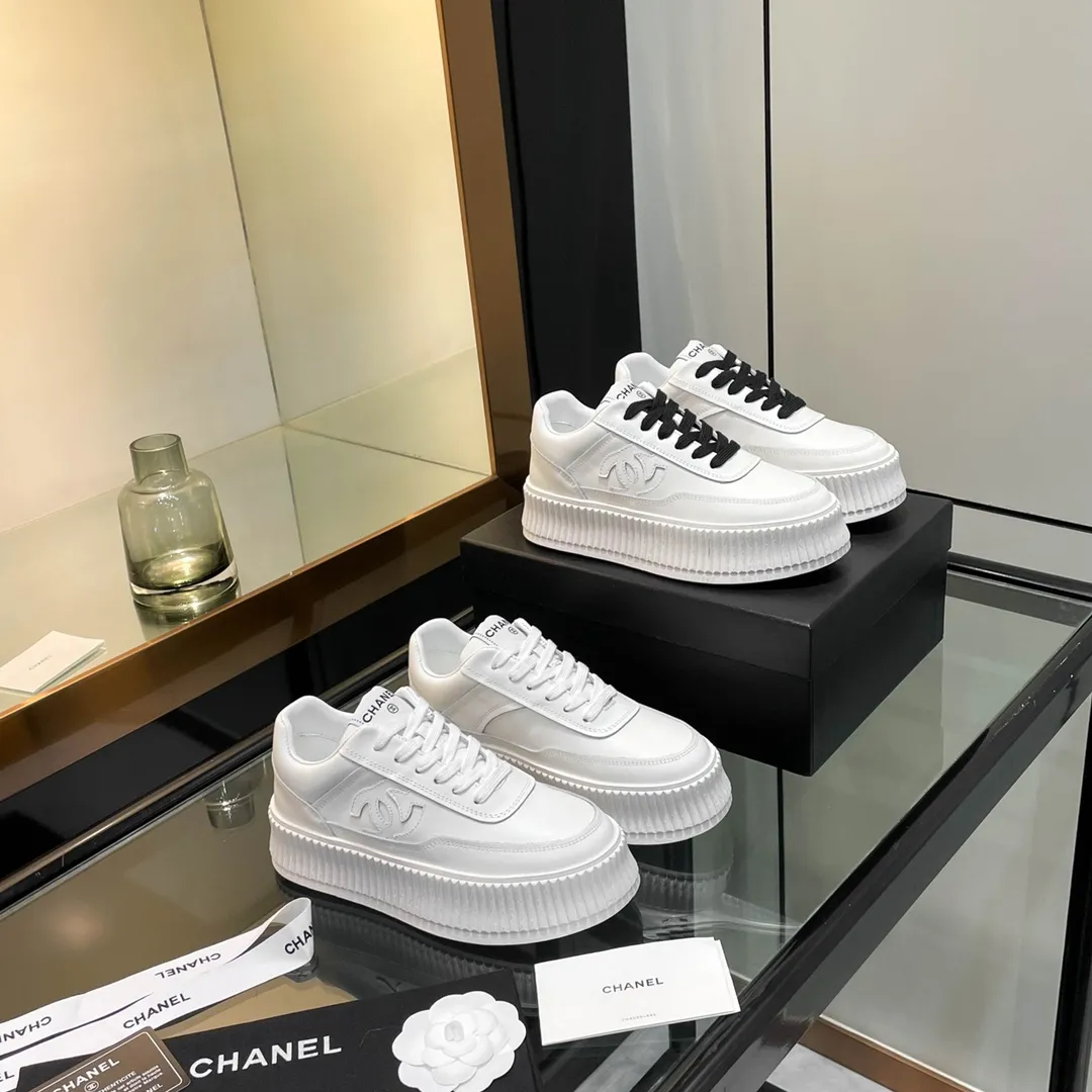 👟👟Ex-factory price 520👟👟Chanel Chanel 24A latest model full leather panda color white shoes casual sports shoes original purchase and development production Xiaoxiang C Home counter another super hot model, loved by Internet celebrity bloggers and ladies, various praises on social platforms, super popular, high quality, breathable, super spring and summer, seeing this issue can always arouse the inner desire of girls for fashion The latest suede material, classic black and white color scheme, fashionable on the feet, easy to care for. Fabric: original customized imported cowhide material. Lining: customized soft sheepskin lining. Sole: original molded rubber non-slip outsole. Bottom thickness: 5CM. Size: 35-40 for women.
